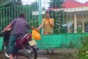 Chủ tịch Hà Nội yêu cầu làm rõ nghi vấn “ăn chặn” hàng từ thiện cho trẻ tàn tật Chủ tịch Hà Nội yêu cầu làm rõ nghi vấn “ăn chặn” hàng từ thiện cho trẻ tàn tật