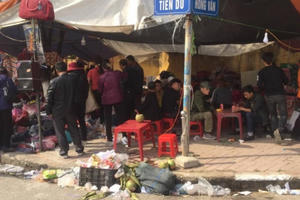 Hội Lim: Chính thức khai hội, rác thải tràn ngập lối đi