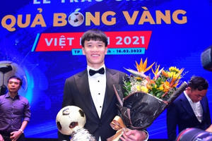 Tiền vệ Hoàng Đức giành Quả bóng Vàng Việt Nam 2021