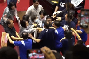 Nghị sĩ Đài Loan đấm đá, ném bóng nước vào nhau trong cuộc họp Quốc hội