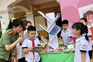 Tuyên truyền pháp luật về phòng chống bạo lực học đường và tặng sách cho học sinh tiểu học