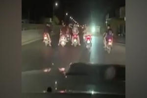 [Clip]: Nhóm thanh niên chạy xe máy dàn hàng ngang, cản trở các phương tiện lưu thông trên QL1A