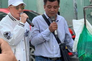 Đàm Vĩnh Hưng tặng chi phí mổ mắt cho người hát rong khiếm thị