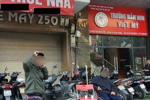 Tuyến phố "hốt bạc" bậc nhất Hà Nội ế sưng vì khách lần lượt "dứt áo ra đi" Tuyến phố "hốt bạc" bậc nhất Hà Nội ế sưng vì khách lần lượt "dứt áo ra đi"