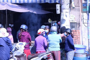 Người dân xếp hàng mua cá lóc nướng ngày vía Thần Tài Người dân xếp hàng mua cá lóc nướng ngày vía Thần Tài