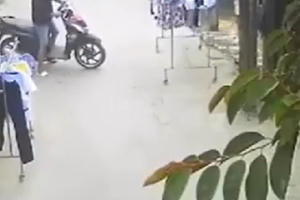 [Clip]: Hai thanh niên đi xe SH và hành động trộm đồ... bất ngờ