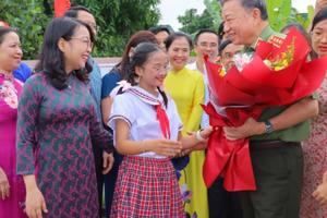 Bộ trưởng Bộ Công an chung vui ngày hội Đại đoàn kết toàn dân tộc với người dân làng Phan