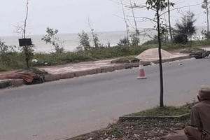 Phát hiện thi thể nam thanh niên bên đường ven biển ở huyện Quỳnh Lưu