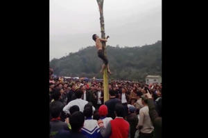 Bắc Kạn: Nam thanh niên rơi xuống đất khi leo cây chuối tại hội xuân