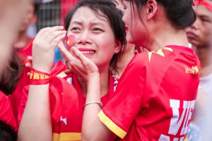 Fan nữ bật khóc khi Olympic Việt Nam lỡ hẹn tấm huy chương đồng Asiad 2018