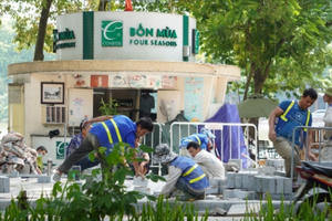 Vỉa hè hồ Hoàn Kiếm được “thay áo mới” đẹp ngỡ ngàng