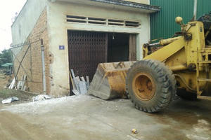 Phẫn nộ vì bị hàng xóm ngang ngược điều máy xúc… phá nhà