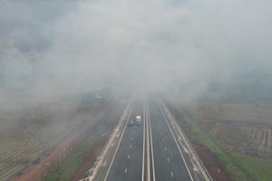 Mịt mù khói trắng “bủa vây” cao tốc Dầu Giây – Phan Thiết