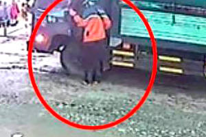 Video: Bắt giữ đối tượng là shiper hồn nhiên lên xe tải "cuỗm" số tiền hàng trăm triệu đồng