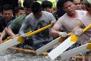 Trai làng Hà Nội căng mình luyện đua thuyền trên sông