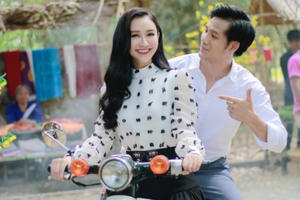 Hà Thu lái xe máy, chở Thanh Thức đi chợ quê