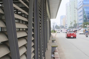 Hà Nội: "Cám cảnh" nhà chờ xe bus "5 sao"