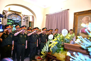 Trao tặng kỷ vật đường ống xăng dầu Trường Sơn huyền thoại cho gia đình Đại tướng Võ Nguyên Giáp