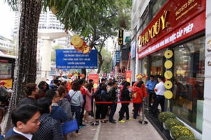 Ngày vía Thần Tài (10/1 âm lịch): Người dân rồng rắn xếp hàng đi mua vàng Ngày vía Thần Tài (10/1 âm lịch): Người dân rồng rắn xếp hàng đi mua vàng