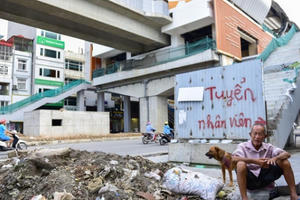 Nhiều rác thải xuất hiện dưới đường sắt trên cao Cát Linh - Hà Đông