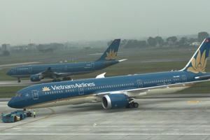 Tàu bay hạ cánh tại Sân bay Nội Bài, bùn, nước phụt lên