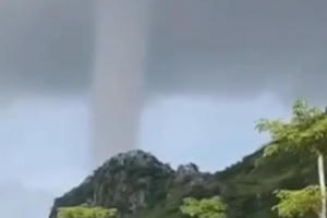 Video vòi rồng khổng lồ xuất hiện trên đảo Cát Bà