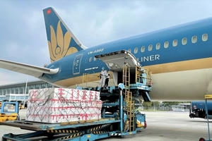 Vietnam Airlines và Vietjet vận chuyển miễn phí hàng hóa hỗ trợ đồng bào vùng lũ miền Trung