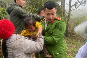 Nghệ An: Tìm thấy bé gái "mất tích" trong rừng