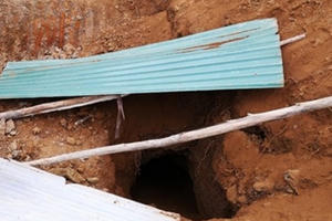 Đào móng, phát hiện địa đạo từ thời chiến tranh có nhiều hiện vật