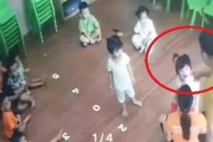 Phụ huynh “bảo kê học đường”: Thương con như thế, bằng mười hại con…