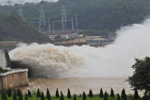 Chiều nay Thủy điện Hòa Bình mở thêm 1 cửa xả đáy