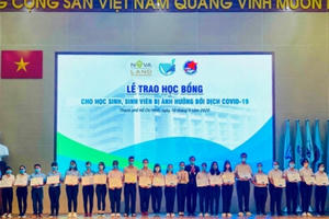 Niềm vui mùa tựu trường – Học bổng trao tay, nụ cười nhận lại
