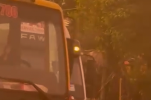 Truy tìm người đàn ông chặn đầu, đập vỡ kính xe cứu hộ ở TPHCM