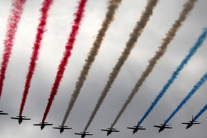 Hình ảnh quốc tế ấn tượng: Mãn nhãn màn trình diễn máy bay nhân ngày Quốc khánh Pháp