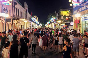 Tưng bừng không khí lễ hội quanh hồ Hoàn Kiếm tối 2/9