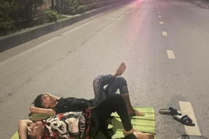 Quảng Ninh: Triệu tập 2 đối tượng nằm trên quốc lộ chụp ảnh "câu like"