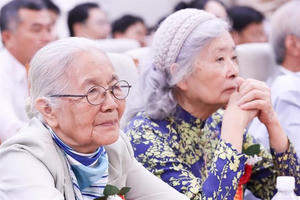 Gặp mặt, tri ân những nhà giáo đi B