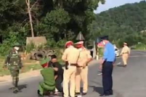 Nam thanh niên thông chốt, tấn công cán bộ nhận cái kết "đắng"