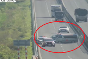 Xem lại clip xe cứu thương tông trực diện xe CSGT trên cao tốc