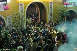 Đi lễ đầu năm 2016, cầu mong cho một năm mới an lành