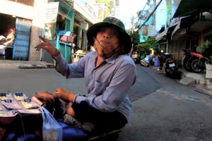 TP HCM bắt đầu hỗ trợ người bán vé số lưu động TP HCM bắt đầu hỗ trợ người bán vé số lưu động