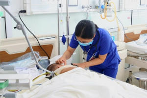 Biến chứng sau nhiễm Adenovirus, bé 2 tuổi bị viêm não, liệt mềm toàn thân