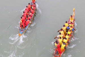 Biển người chen chân xem hội đua thuyền trên Sông Lam