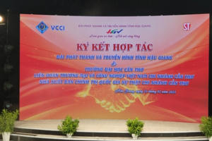 Trao tặng Tủ sách bảo vệ nền tảng tư tưởng của Đảng