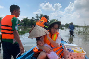 Cảnh sát PCCC và CNCH Hà Nội hỗ trợ người dân sơ tán khỏi vùng ngập sâu Cảnh sát PCCC và CNCH Hà Nội hỗ trợ người dân sơ tán khỏi vùng ngập sâu