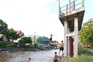 Trò chơi "nhảy cầu" mạo hiểm của thiếu niên ngoại thành Hà Nội