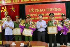 Thưởng 300 triệu đồng cho lực lượng phá 2 chuyên án ma túy 'khủng'