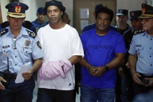 Đằng sau song sắt, Ronaldinho không nhận được sự ưu đãi đối xử nào dù là ngôi sao lừng danh một thời Đằng sau song sắt, Ronaldinho không nhận được sự ưu đãi đối xử nào dù là ngôi sao lừng danh một thời