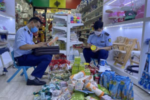 Tạm giữ hàng trăm sản phẩm thực phẩm có dấu hiệu nhập lậu tại Lào Cai