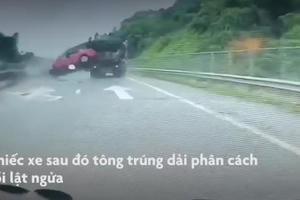 Video: Cận cảnh xế hộp lấn làn, vượt ẩu nhận cái kết đắng khi húc tung dải phân cách